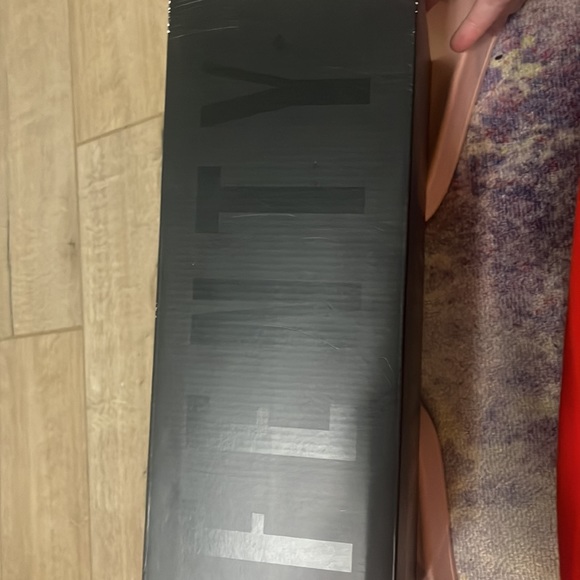 đź’ĄPRICE DROPđź’ĄFenty slides by Rihanna with show box - Picture 4 of 6